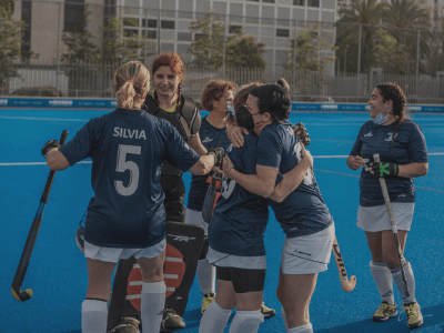 Partido del equipo de mamis del Club de Hockey Carpesa